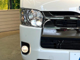 【LEDヘッドライト】悪天候や夜間走行時も良好な視界を確保し安心して運転できる高輝度LEDヘッドライトを装備!点灯速度が早く、消費電力も抑えられています。