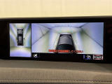 パノラミックビューモニターを装備。駐車場や交差点でクルマを真上から見るように周囲を確認できます。機能の詳細は販売店スタッフまでおたずねください。