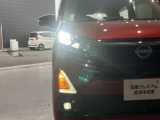 夜間走行の様々な局面に対し、LEDヘッドランプで視認性をしっかり確保。ハロゲンヘッドランプのおおよそ2倍の光量で、広範囲に明るくドライバーをサポートしてくれます。