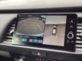バックギアに入れますとご覧のような画像に自動的に切り替わります。車庫入れ時に役立ちます。