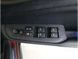 運転席には、ドアミラーの開閉および角度調整、集中ドアロック機能、さらには全ウィンドーの開閉操作を可能にするスイッチが一つに集約。運転中でもスムーズかつ効率的に操作でき、安全性と快適性に役立っています。