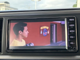 停車中にテレビや映像を楽しめる機能が搭載されています。休憩時にリラックスしたり、待ち時間を有効活用できます。後部座席の方も楽しめます。
