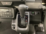 CVT車のセレクトレバーです。低速から高速まで、変速ショックのないスムーズな走りを実現するとともに、エンジン効率のよい領域を維持することで燃費にも貢献します。
