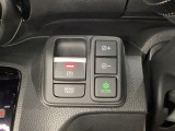 セレクトレバーの右に電子制御パーキングブレーキがあります。スイッチひとつで、停車した地点の傾斜などをシステムが検知・判断してブレーキ力を自動的に制御し、しっかり停車できるパーキングシステムです。