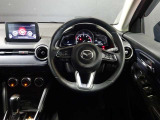 【運転席インテリアデザイン】左右対称のインテリアデザインでドライバーを包み込み運転に集中できるように設計されています。