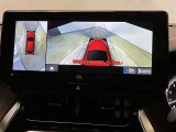 複数のカメラの映像をもとに、クルマを真上から見ているような映像をドライバーに提供し駐車をサポートする機能です。