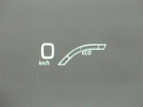 カラーヘッドアップディスプレイ付き。少ない視線移動で情報を確認できるので、運転の疲労軽減に繋がりますよ♪