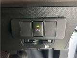 家族でクルマを運転する場合、擦ったりしないか心配ですね。コーナーセンサーも付いてますので、障害物が近づいたら、音で知らせてくれます。
