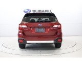 SUBARUリヤビークルディテクションを搭載。後方から接近する車両を検知し、ドアミラーのLEDインジケーターで注意を促します。車線変更や後退時の安全確認をサポートし、安心感の高いドライブを実現します。