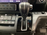 CVT車のセレクトレバーです。低速から高速まで、変速ショックのないスムーズな走りを実現するとともに、エンジン効率のよい領域を維持することで燃費にも貢献します。
