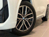 BMW純正アロイホイールはモデルやパッケージに合わせてデザインされています。洗練されたデザインで、足元の個性を引き立てます。