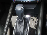 CX-5のシフトレバーです。MTモード付きの6ATで、しなやかな走りを支えます。また、足元にはフロアマットも装着済みです。