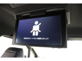 長距離のドライブでも退屈せず快適に過ごせる後席モニター。小さなお子様のいらっしゃるご家庭に特に人気の装備です♪