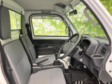 シートの素材は耐久性があり、日常使いに最適。座り心地も良く、長時間の運転でも疲れにくいのが特徴です。シンプルで使いやすい空間です。