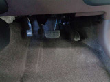 この車輌の清掃風景です!!シートを取り外して徹底洗浄!!細かなほこりやしみついた汗など、前使用者の痕跡を除去します