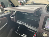 ダッシュボードに収納スペースがございますので、運転席から離れることなく、小物を出し入れすることができます。