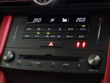 ドライブモードセレクトスイッチはドライバーがより運転に集中できるようにメーターフード横に配置。すぐれた操作性を実現してます。