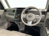 運転席まわりです。 各操作スイッチは使いやすい位置に配置されてます。
