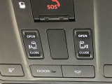 両側パワースライドドアを採用しており、運転席から簡単に開閉操作が可能です。駐車場や狭い場所でも扱いやすく、乗車時・降車時の負担を軽減します。
