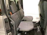 後席はワークスタイルに合わせて作業空間をアレンジします。左右分割で収納でき、段差のないフラットな荷室スペースを作り出すシートです。