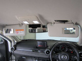 運転席・助手席ともにサンバイザー内側に鏡がついております。