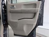 運転席ドア内張はご覧の通り。ドアポケットの収納もバッチリです
