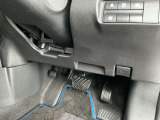 駐車ブレーキは足踏み式です