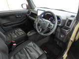シンプルで使いやすいデザインの運転席です。