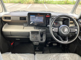広々とした室内空間が、快適なドライブをサポート。運転席からの視界も広く、運転しやすい設計です。長距離運転も疲れを感じにくいでしょう。