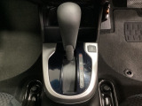 CVT車のセレクトレバーです。低速から高速まで、変速ショックのないスムーズな走りを実現するとともに、エンジン効率のよい領域を維持することで燃費にも貢献します。