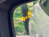 【ブラインドスポットモニタリング】走行中、ドアミラーの死角になりやすい箇所に後続車が接近するとサイドミラー付近に警告を表示、ドライバーに注意喚起をしてくれます。