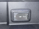 充電用USB端子付き。スマートフォンなどの充電に便利です。