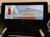【パノラミックビューモニター】映像で、見づらい車両周辺の確認をアシスト。クルマを真上から見ているような映像を表示。 運転席から確認しにくい車両周囲の状況を把握。