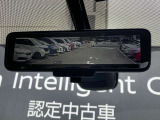 スマートルームミラーも付いています。後方ピラーや荷物、後席に同乗している方や曇りなど視界が遮られた場合でも後方カメラからの映像で安全確認をすることができます。