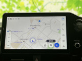 鮮明な地図表示で、目的地までスムーズに案内。渋滞情報もリアルタイムで確認でき、効率的なルートを選択できます。運転に集中できますね。