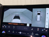 パノラミックビューモニターを装備。駐車場や交差点でクルマを真上から見るように周囲を確認できます。機能の詳細は販売店スタッフまでおたずねください。