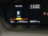 パーキングセンサーシステムは走行中に障害物が迫ると音と表示でお知らせ、低速走行時時の安心感を高めます