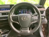 手に馴染むステアリングは、運転の楽しさを高めます。操作性も高く、スムーズなドライビングをサポート。快適な運転空間です。