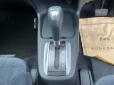 ★シフトレバー★ 定番のフロアシフト トランスミッションは、CVT(自動無段変速) 変速ショックのないスムーズな加速とエンジン回転数を効率よく変換する省燃費を両立させています。