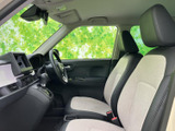 運転に必要な情報がひと目でわかる、見やすいメーター類。操作しやすい配置で、安全運転をサポートします。快適な運転環境です。
