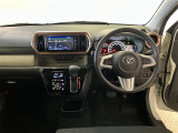 運転席周りのレイアウトをご覧ください。ナビゲーションが綺麗に装着されすっきり収まってますね!