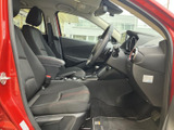 運転席周りは、シンプルで機能的なデザイン。操作しやすい配置で、快適なドライビングをサポートします。広々とした空間です。