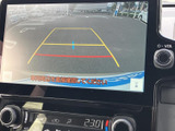 後方確認をサポートするモニター。駐車時や狭い道での運転も安心です。安全運転を支援する頼もしい機能です。