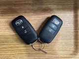 【スマートキー】 スマートキーを携帯していれば、ドアハンドルのボタンを押してロックの解除ができ、パワースライドドア(左側)もワンタッチで開閉できます。