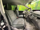 運転席まわりには十分なスペースがあり、大柄な方でもゆったり運転していただける環境です。