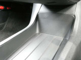二段式のセンターコンソールの下段は大きなトレー状となっておりますので、小物の収納スペースとしてもご利用頂けます