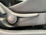 運転席はご自身の適切な運転ポジションへ移動可能なラチェットが付いております。