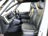 高いホールド性で運転姿勢が安定します。長距離ドライブでも疲れにくいのが魅力です。快適なドライビングライフをお送りください♪