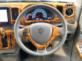 インテリアに合わせたデザインのステアリングは、運転される方のことも考え、運転しやすい形状、大きさです。是非一度、実際に触ってお確かめください。