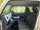ステアリングやシフトレバーなど、操作系は使いやすく設計されています。運転に集中できる空間です。